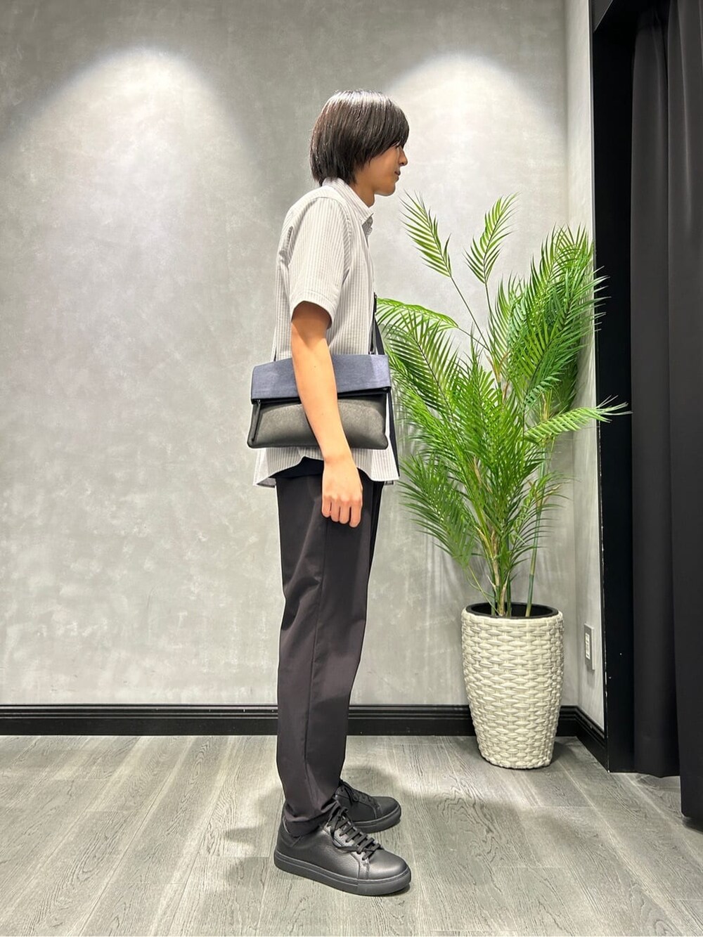 グレー系のシャツ/ブラウス、ブルー系のTシャツ/カットソー、ブラック系のスラックスを着用したメンズの夏コーディネートの2枚目の写真
