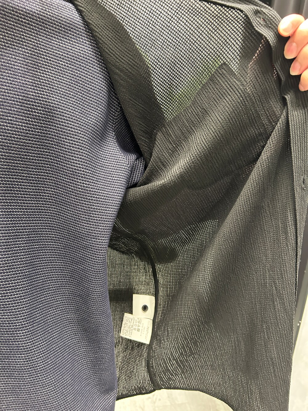 ブラック系のシャツ/ブラウス、ブルー系のTシャツ/カットソー、ブラック系のスラックスを着用したメンズの夏コーディネートの4枚目の写真