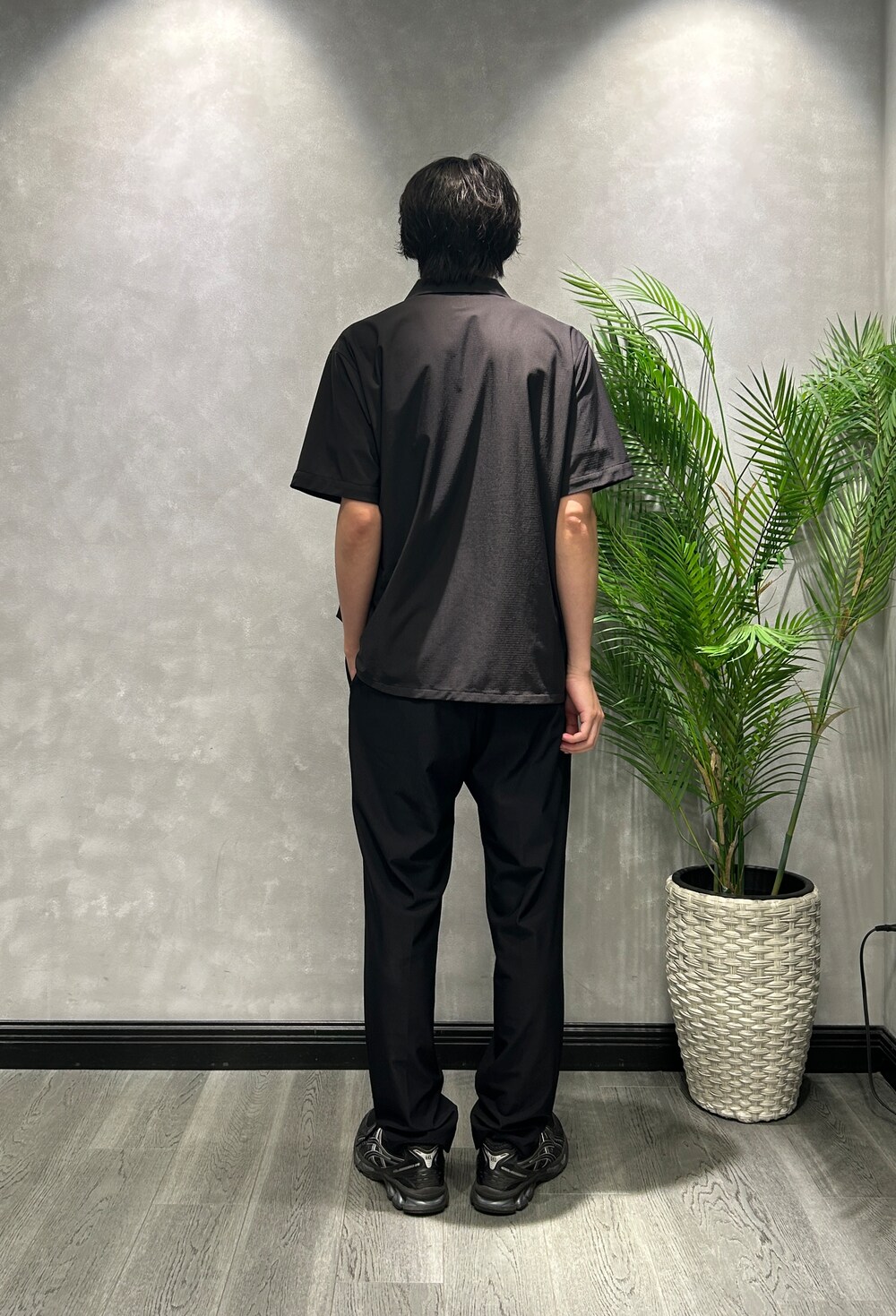 ブラウン系のシャツ/ブラウス、ブラック系のスラックスを着用したメンズの夏コーディネートの3枚目の写真