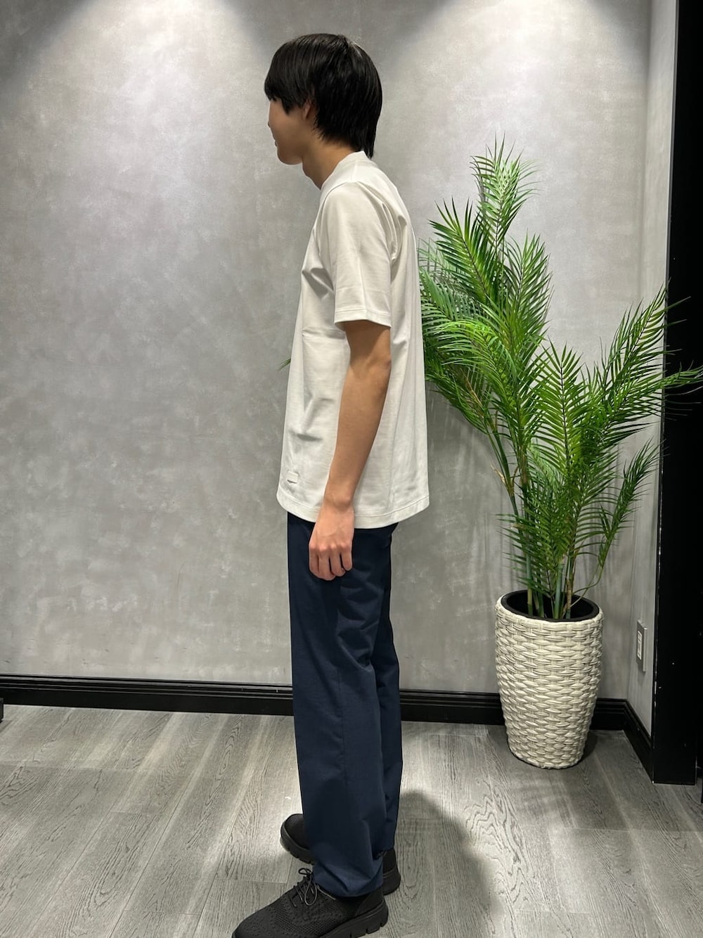 ブルー系のテーラードジャケット、ブルー系のスラックスを着用したメンズの春コーディネートの10枚目の写真