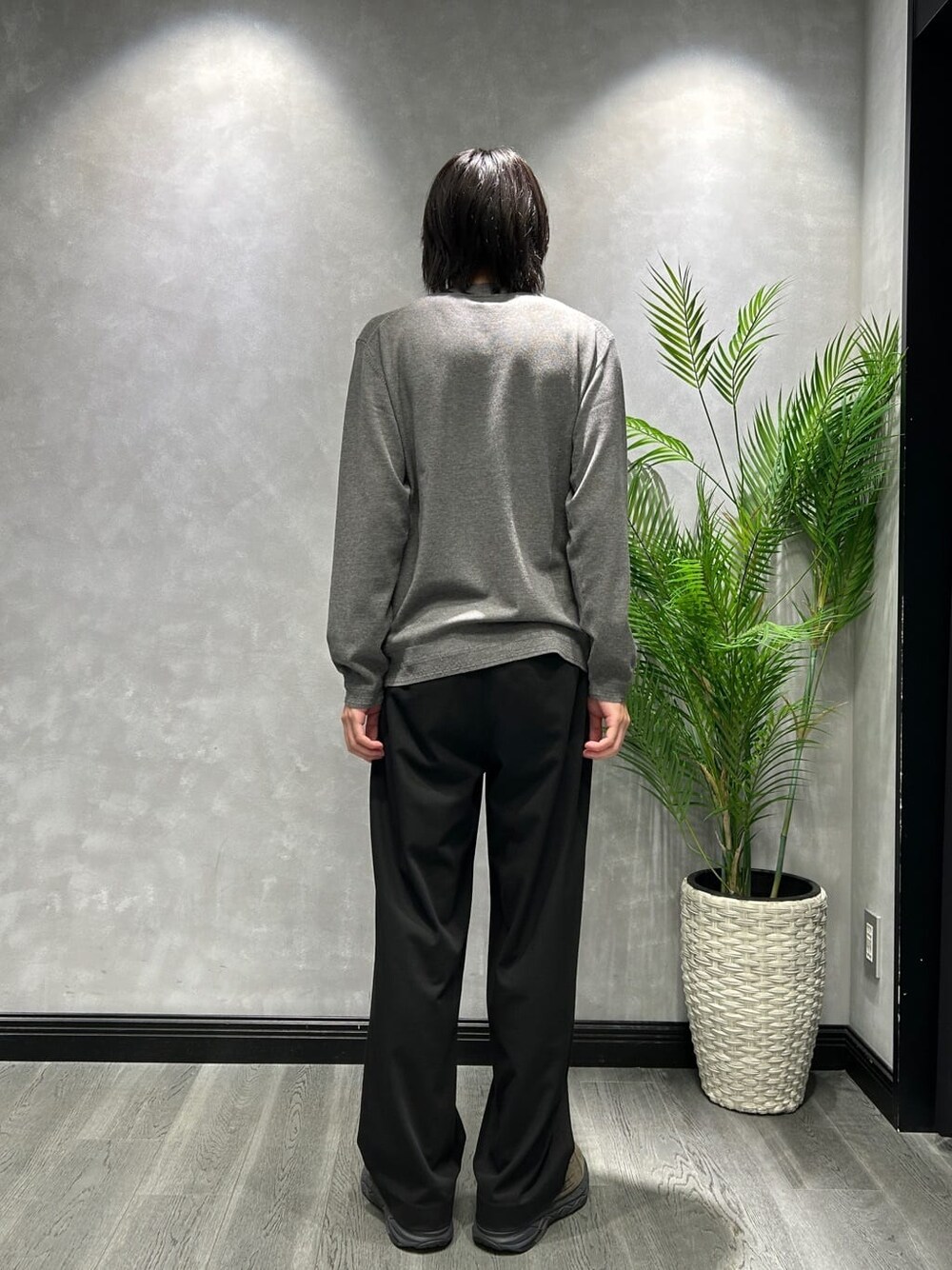 グレー系のニット/セーター、ブルー系のテーラードジャケット、グレー系のショルダーバッグを着用したメンズの秋コーディネートの8枚目の写真