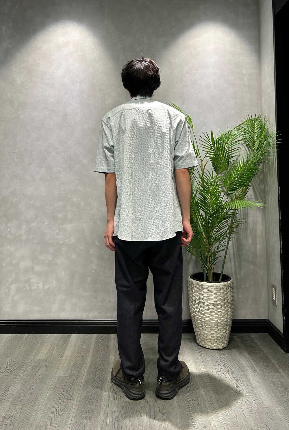 グリーン系のシャツ/ブラウス、ブルー系のTシャツ/カットソー、ブルー系のデニムパンツを着用したメンズの夏コーディネートの3枚目の写真