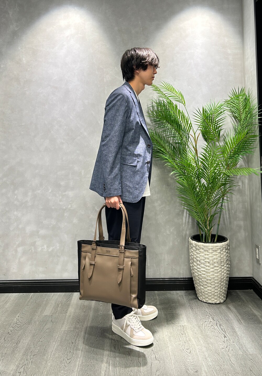 ブルー系のテーラードジャケット、ホワイト系のTシャツ/カットソー、ブルー系のスラックスを着用したメンズの夏コーディネートの2枚目の写真