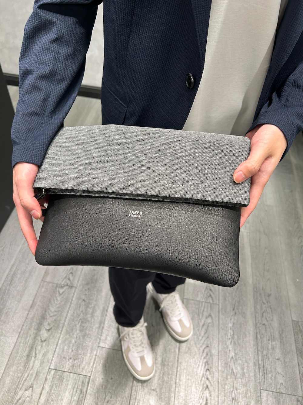 ブルー系のテーラードジャケット、ホワイト系のTシャツ/カットソー、ブルー系のスラックスを着用したメンズの夏コーディネートの5枚目の写真