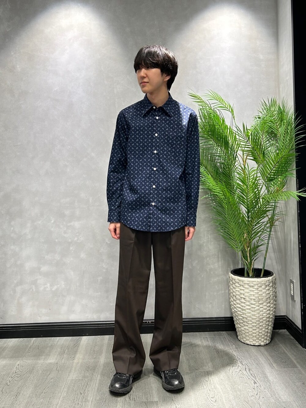 グレー系のブルゾン、ブルー系のシャツ/ブラウス、ブラウン系のスラックスを着用したメンズの春コーディネートの5枚目の写真