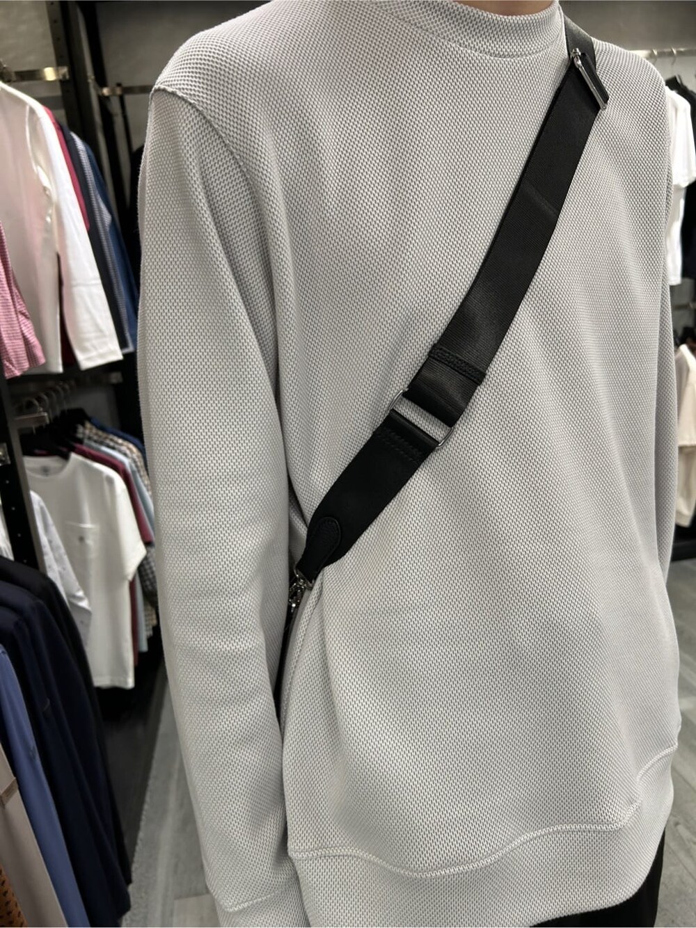 グレー系のTシャツ/カットソー、ブラック系のボディバッグ/ウエストポーチを着用したメンズの秋コーディネートの4枚目の写真