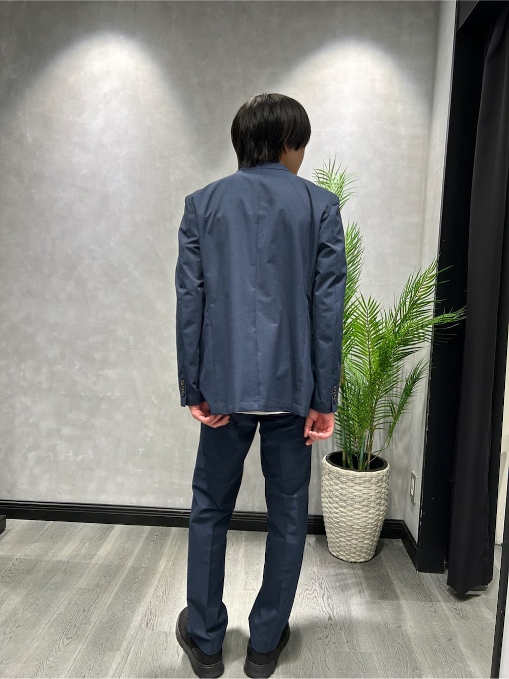 ブルー系のテーラードジャケット、ブルー系のスラックスを着用したメンズの春コーディネートの3枚目の写真