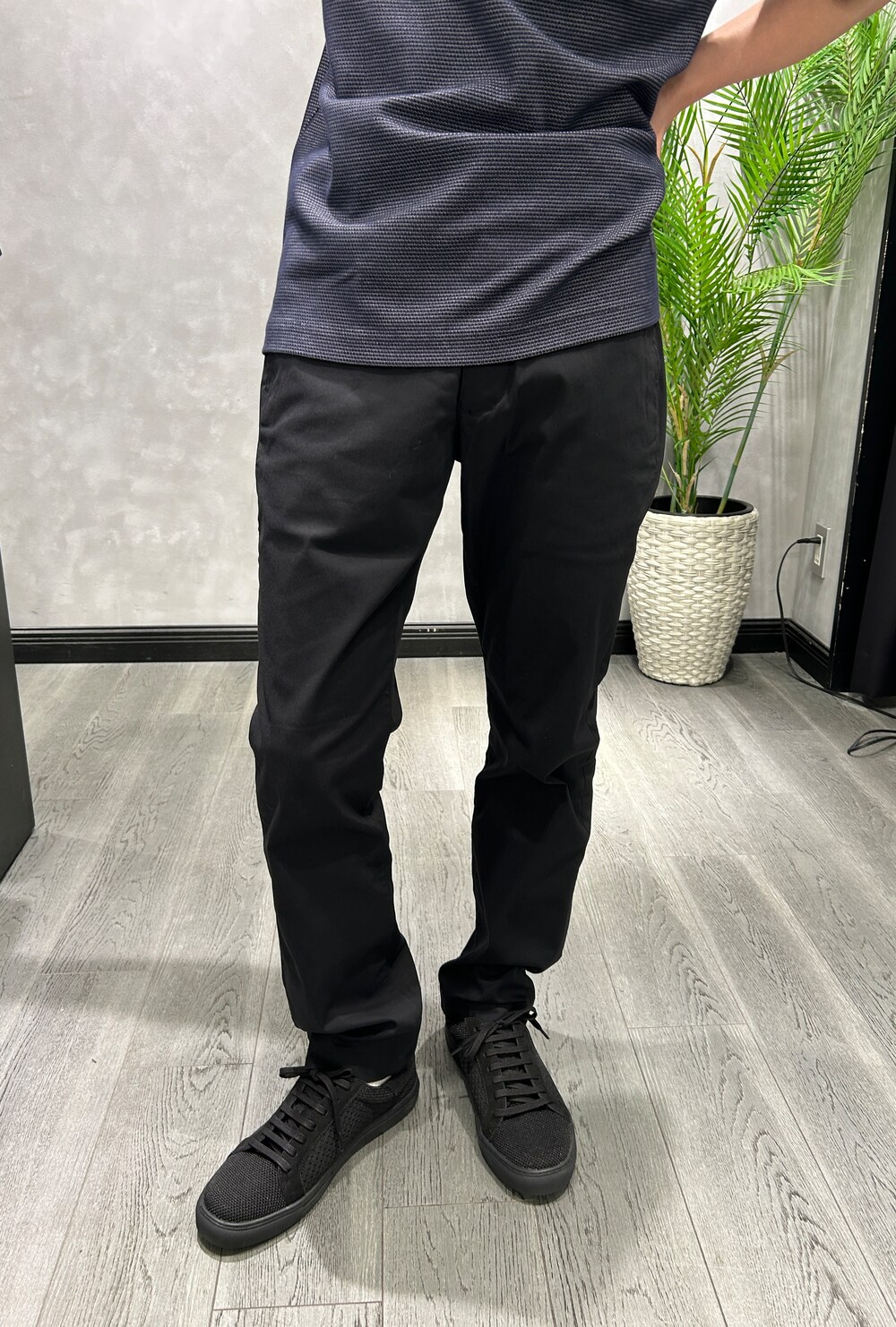 ブラック系のシャツ/ブラウス、ブルー系のTシャツ/カットソー、ブラック系のスラックスを着用したメンズの夏コーディネートの5枚目の写真