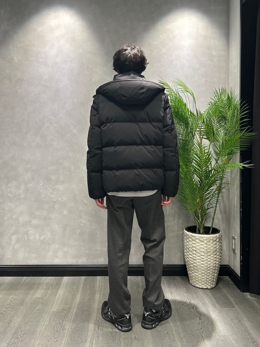 グレー系のシャツ/ブラウス、ブラック系のスラックス、ベージュ系のトートバッグを着用したメンズの冬コーディネートの2枚目の写真