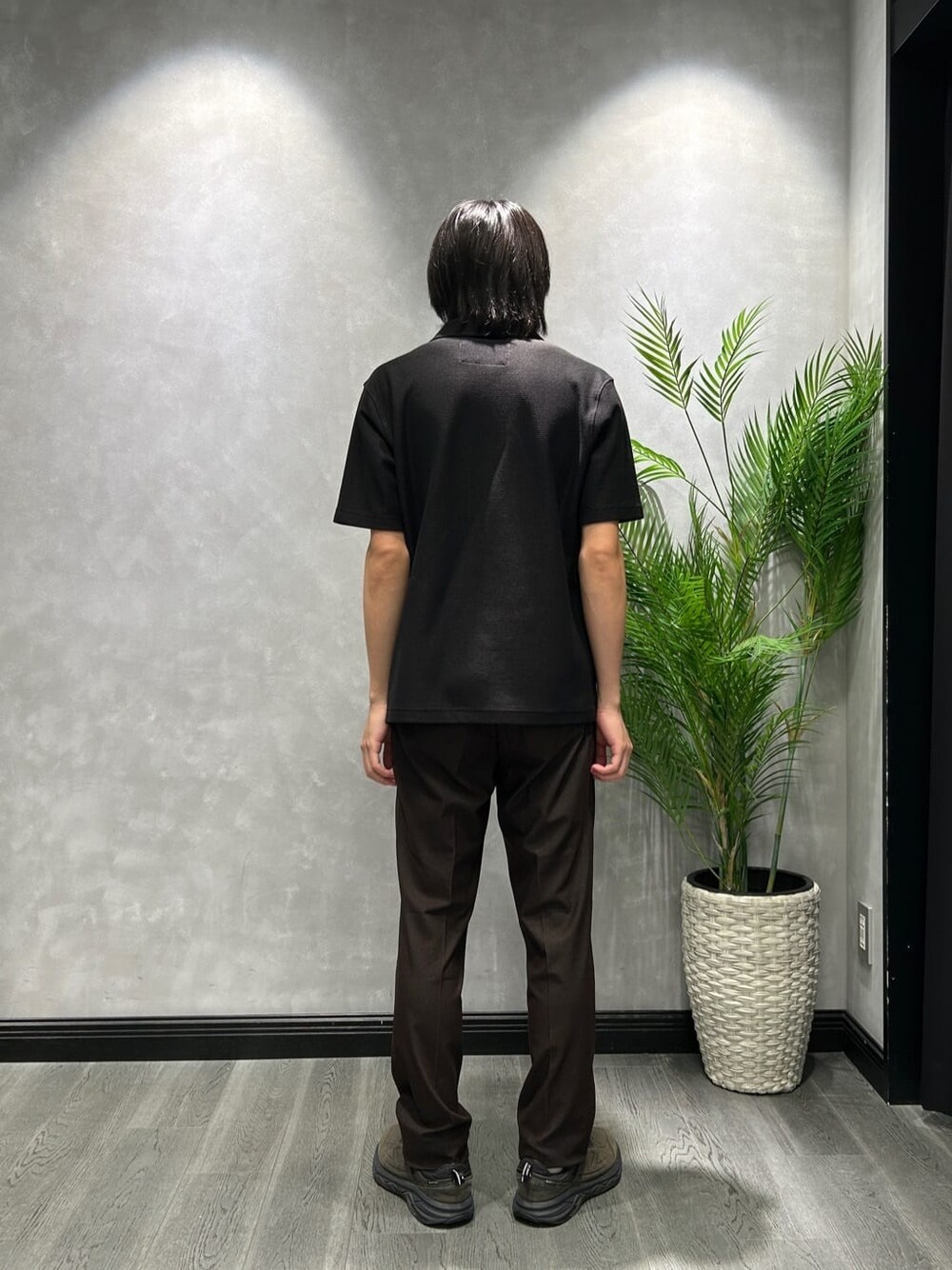 ブラウン系のテーラードジャケット、ブラック系のブルゾン、グレー系のポロシャツを着用したメンズの秋コーディネートの8枚目の写真