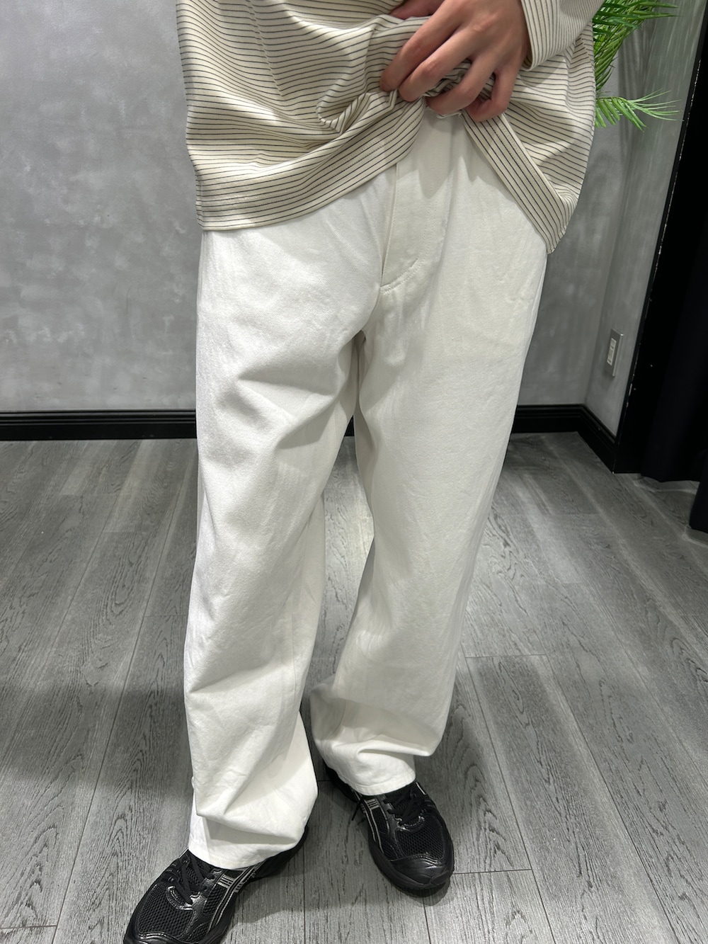 ブラック系のブルゾン、ホワイト系のTシャツ/カットソー、ホワイト系のデニムパンツを着用したメンズの秋コーディネートの7枚目の写真