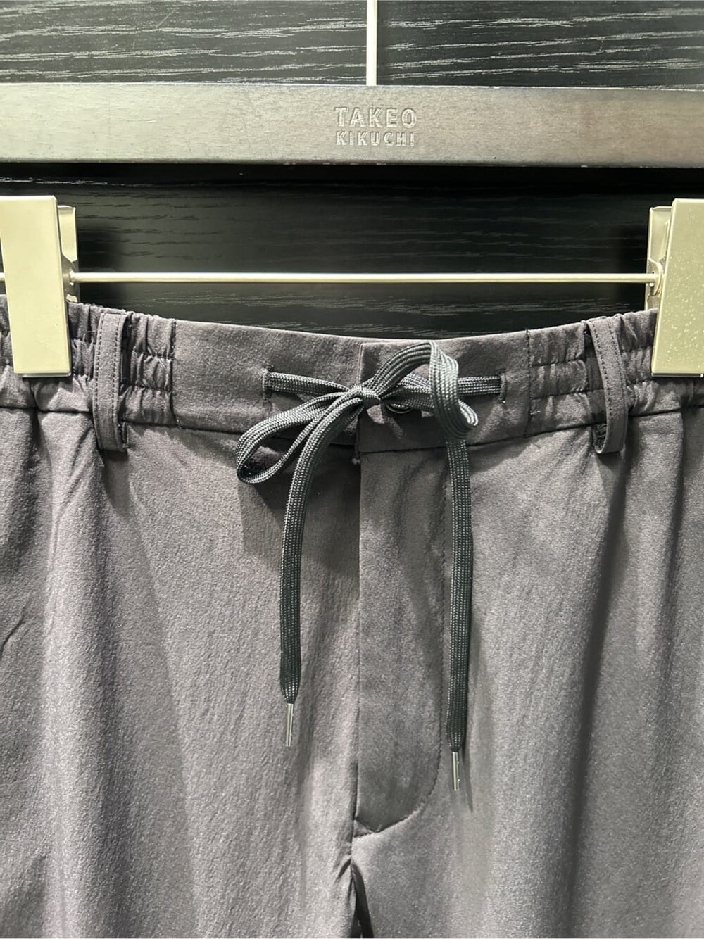 グレー系のシャツ/ブラウス、ブルー系のTシャツ/カットソー、ブラック系のスラックスを着用したメンズの夏コーディネートの7枚目の写真