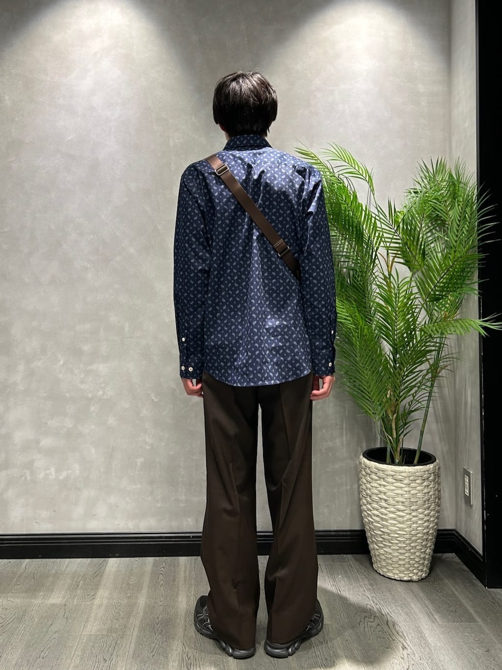 グレー系のカーディガン/ボレロ、ブルー系のシャツ/ブラウス、ブラウン系のスラックスを着用したメンズの春コーディネートの6枚目の写真