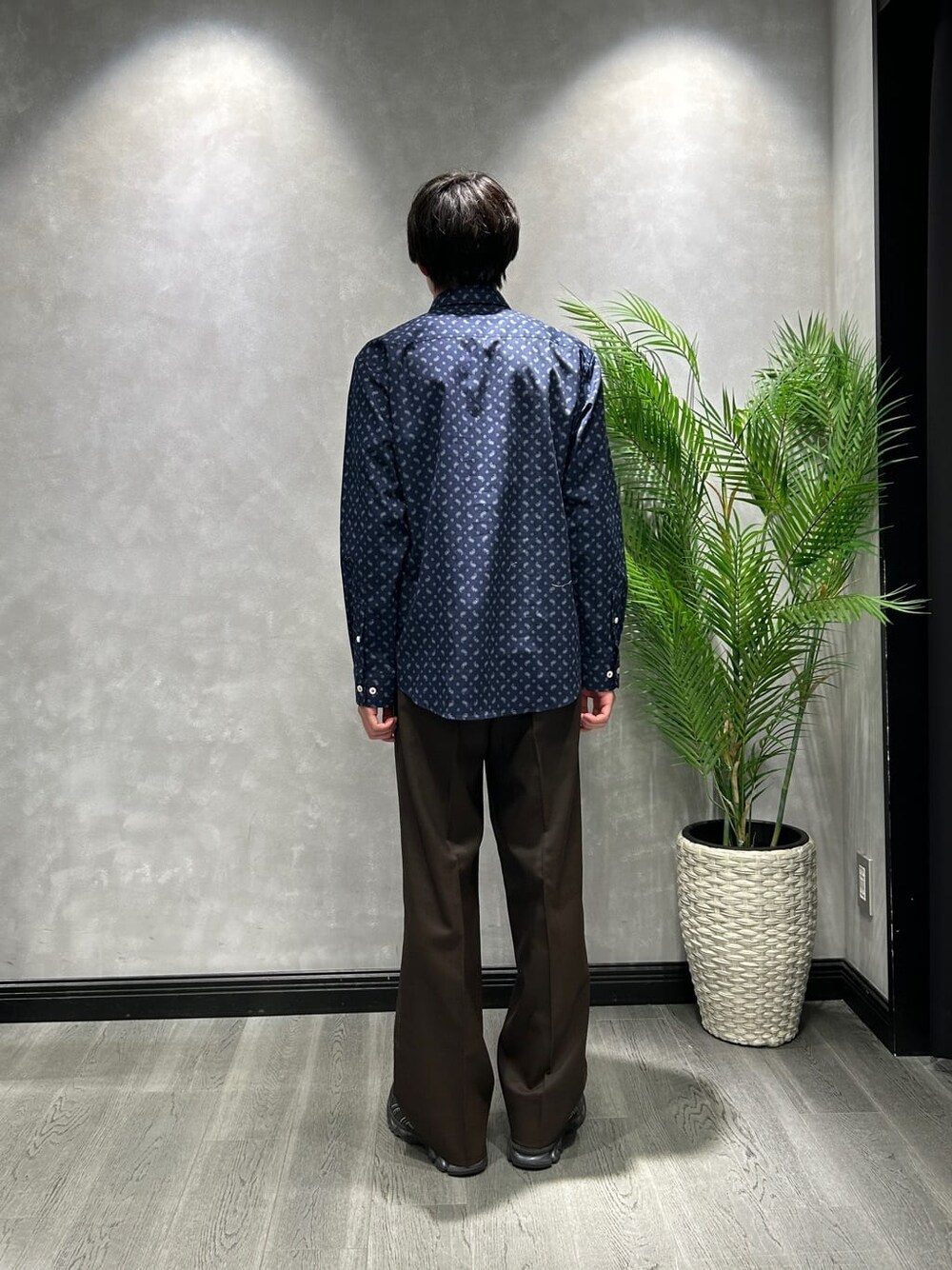グレー系のブルゾン、ブルー系のシャツ/ブラウス、ブラウン系のスラックスを着用したメンズの春コーディネートの6枚目の写真