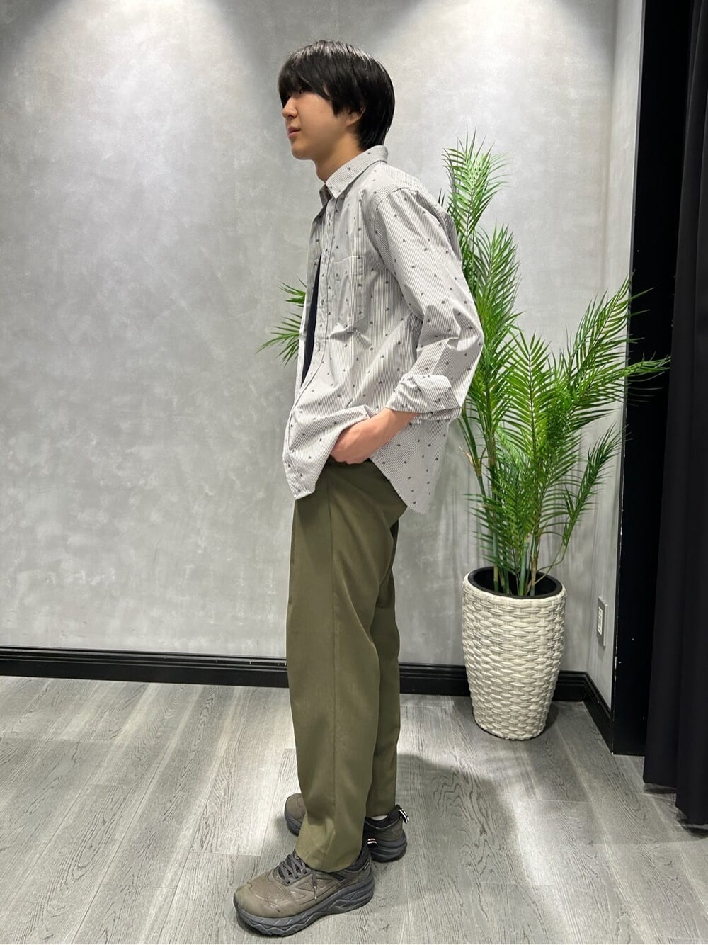 グレー系のシャツ/ブラウスを着用したメンズの春コーディネートの2枚目の写真
