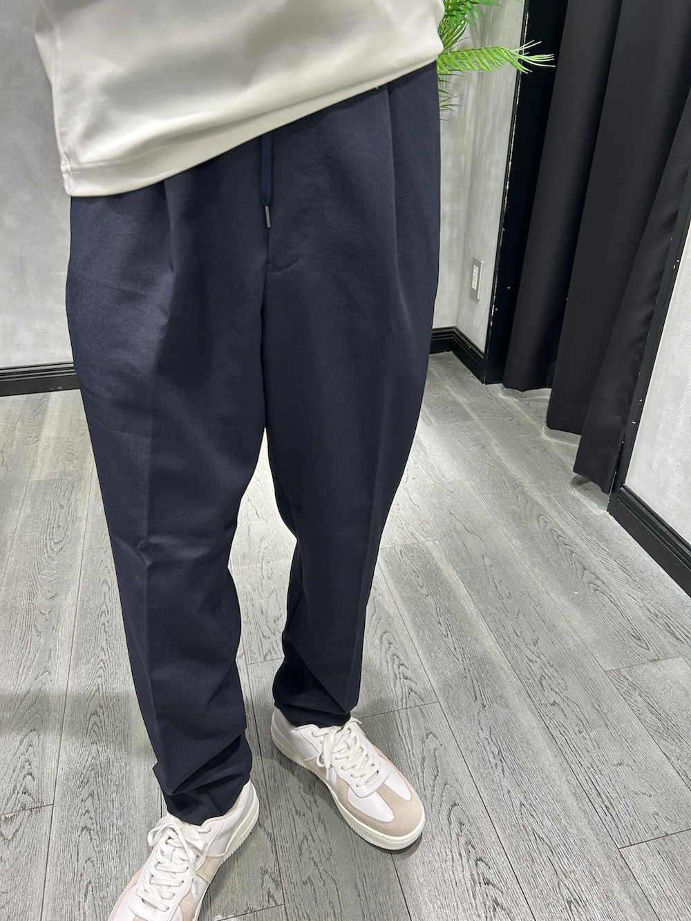 ブルー系のテーラードジャケット、ホワイト系のTシャツ/カットソー、ブルー系のスラックスを着用したメンズの夏コーディネートの6枚目の写真