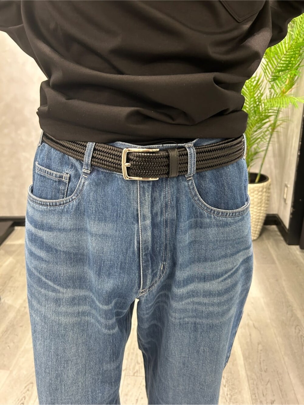 ブラック系のブルゾン、ブラック系のTシャツ/カットソー、ブルー系のデニムパンツを着用したメンズの春コーディネートの9枚目の写真