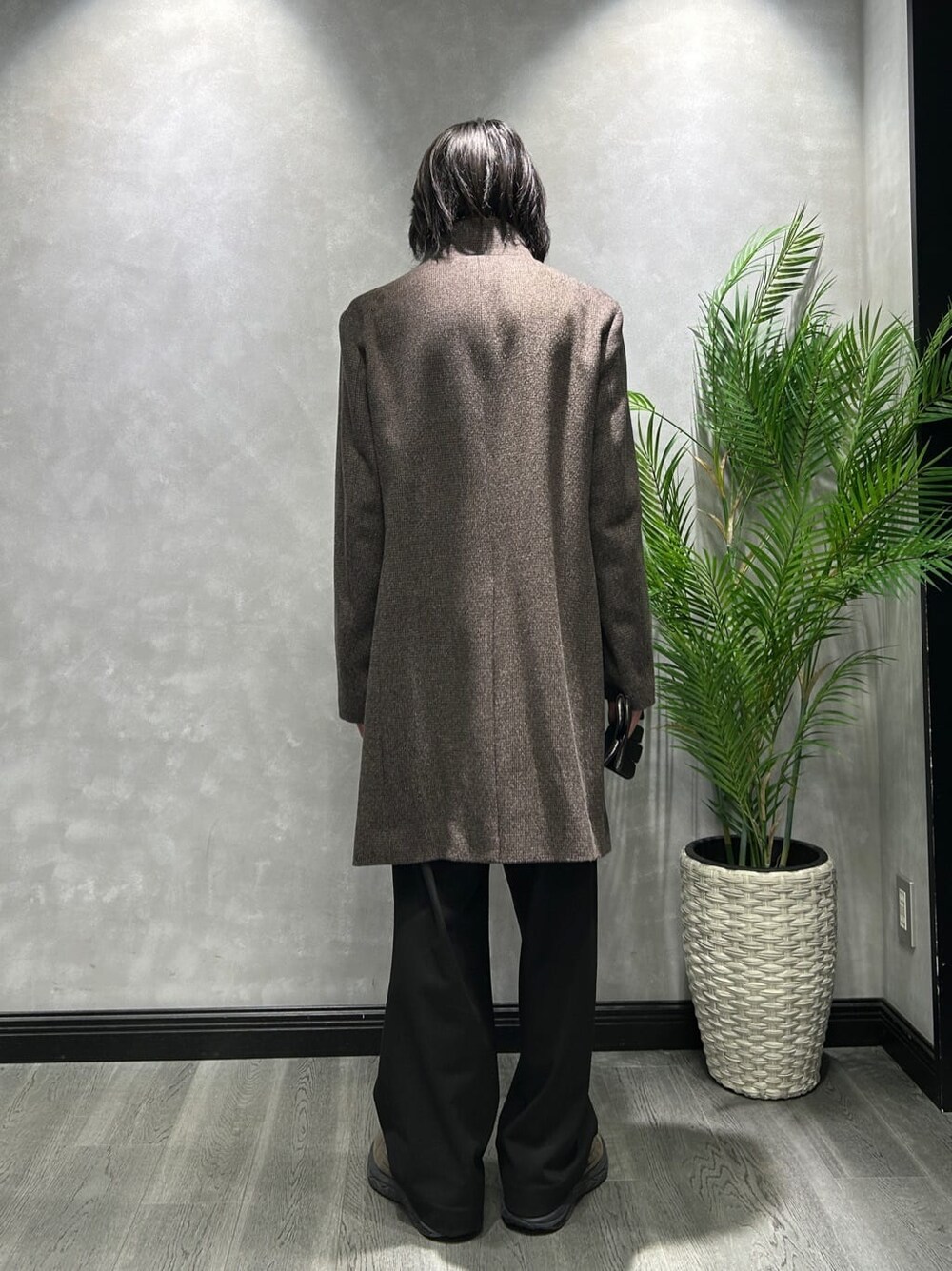 ブラウン系のその他アウター、グレー系のニット/セーター、オレンジ系のマフラーを着用したメンズの秋コーディネートの3枚目の写真