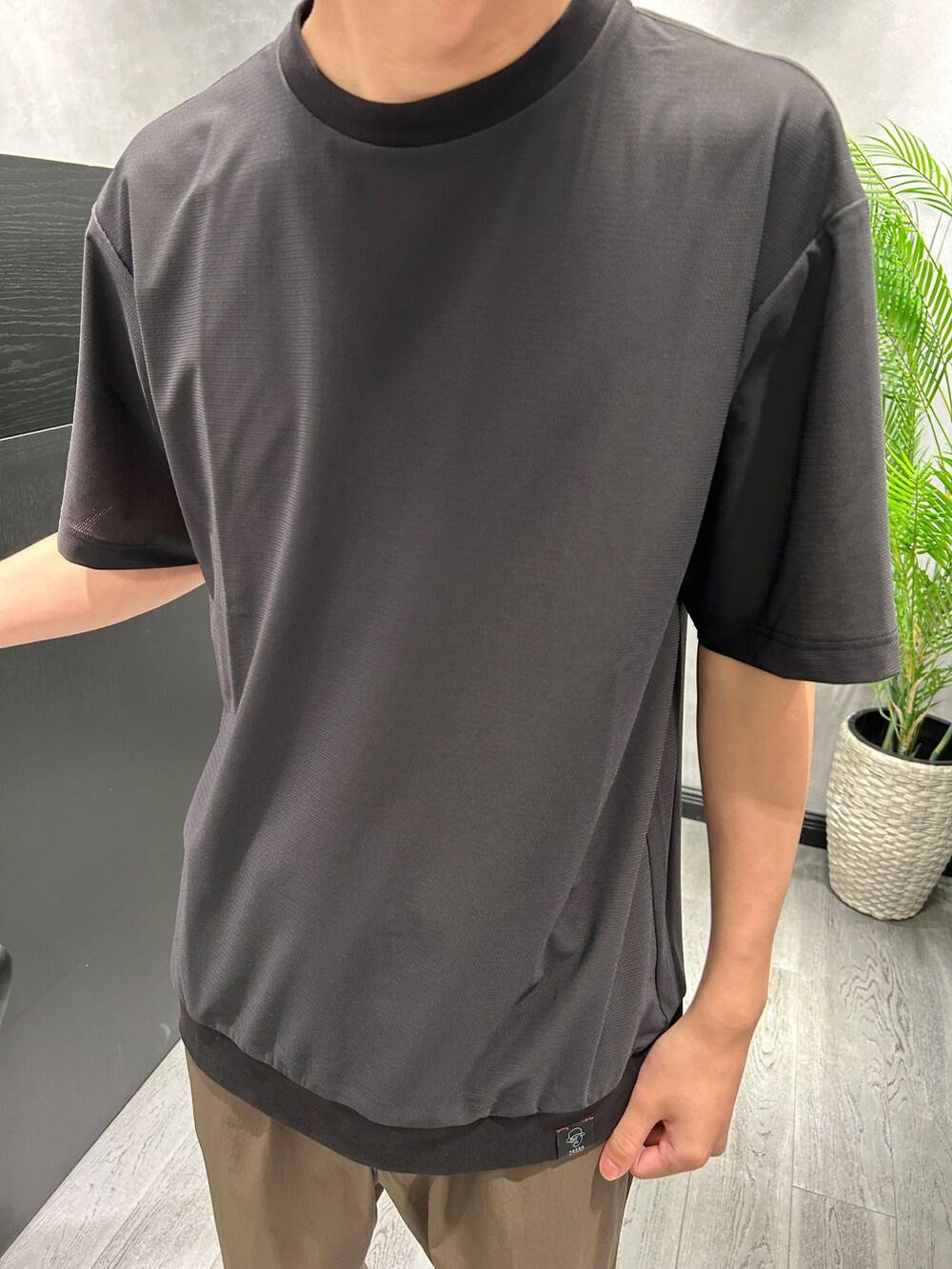 グレー系のテーラードジャケット、ブラック系のTシャツ/カットソー、ブラウン系のスラックスを着用したメンズの夏コーディネートの5枚目の写真
