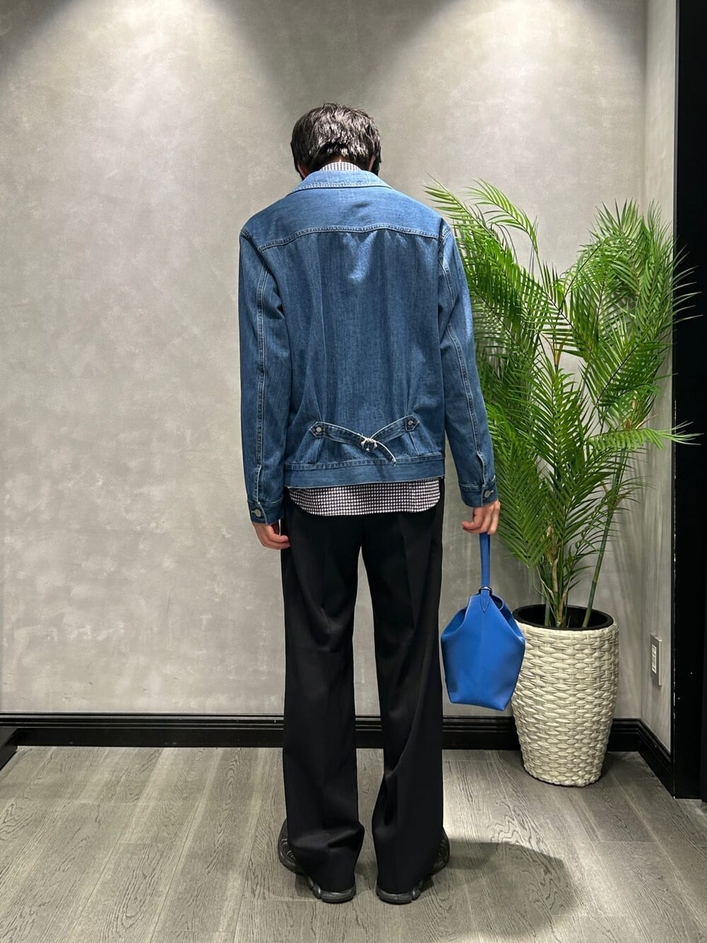 ブルー系のデニムジャケット、ブルー系のシャツ/ブラウス、ブルー系のスラックスを着用したメンズの冬コーディネートの3枚目の写真
