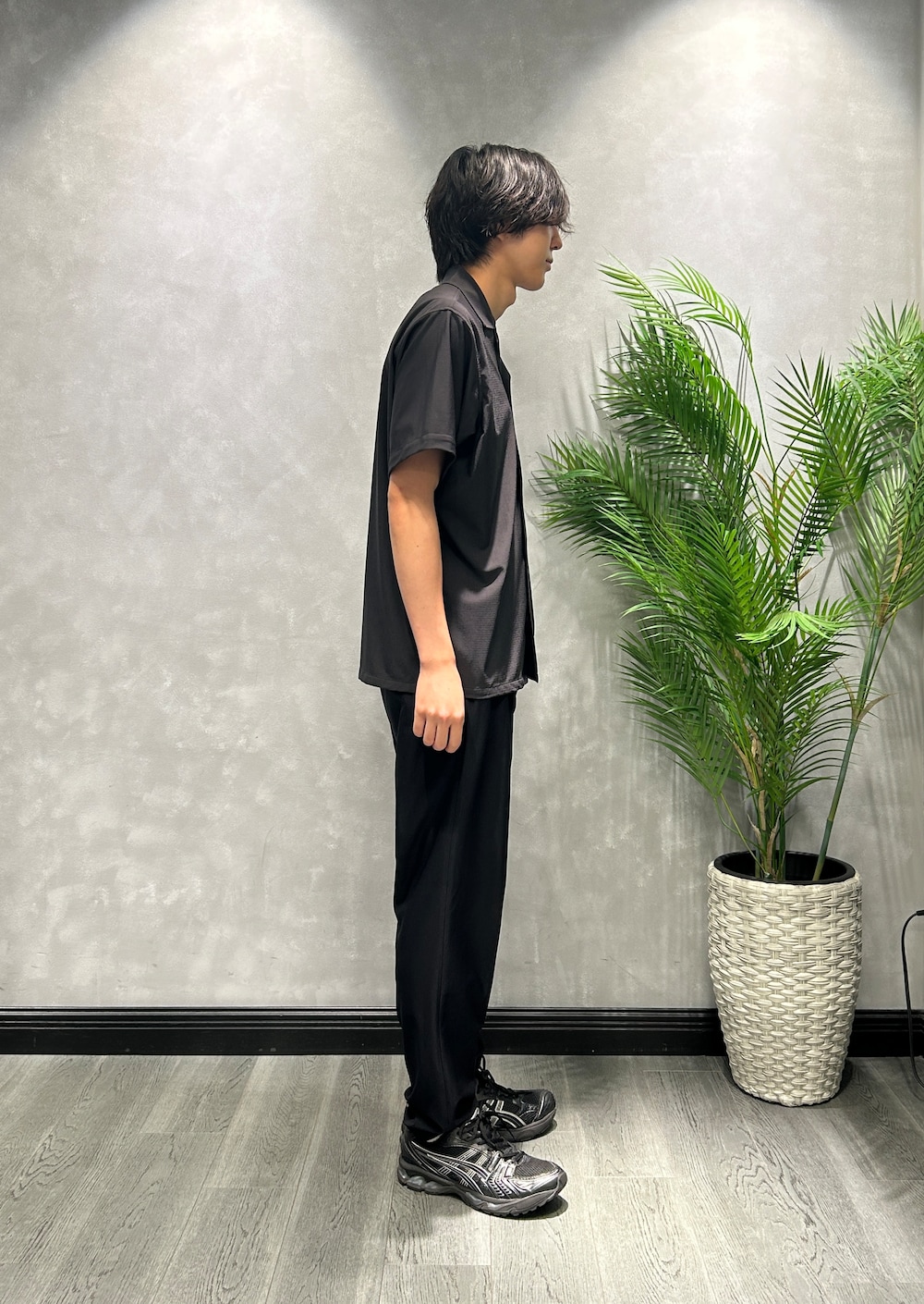 ブラウン系のシャツ/ブラウス、ブラック系のスラックスを着用したメンズの夏コーディネートの2枚目の写真