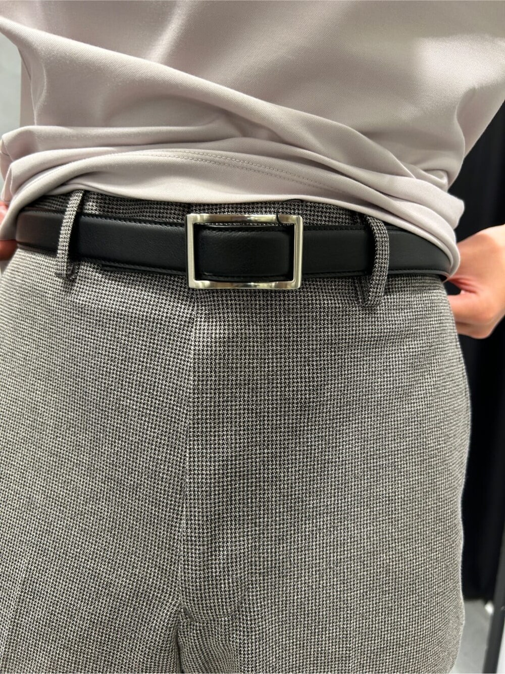ブラック系のテーラードジャケット、ブラック系のスラックス、グレー系のバックパック/リュックを着用したメンズの夏コーディネートの8枚目の写真