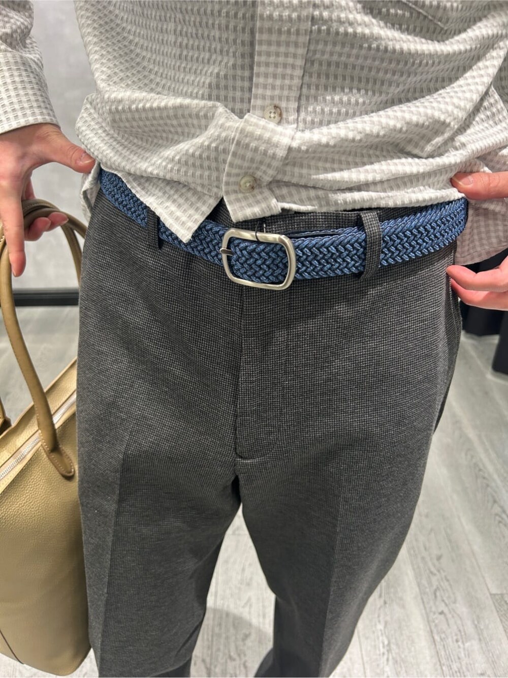 グレー系のシャツ/ブラウス、ブラック系のスラックス、ベージュ系のトートバッグを着用したメンズの冬コーディネートの8枚目の写真