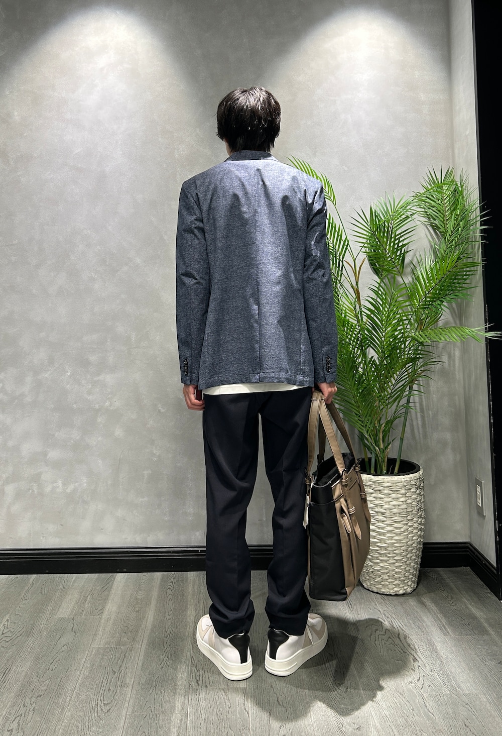 ブルー系のテーラードジャケット、ホワイト系のTシャツ/カットソー、ブルー系のスラックスを着用したメンズの夏コーディネートの3枚目の写真