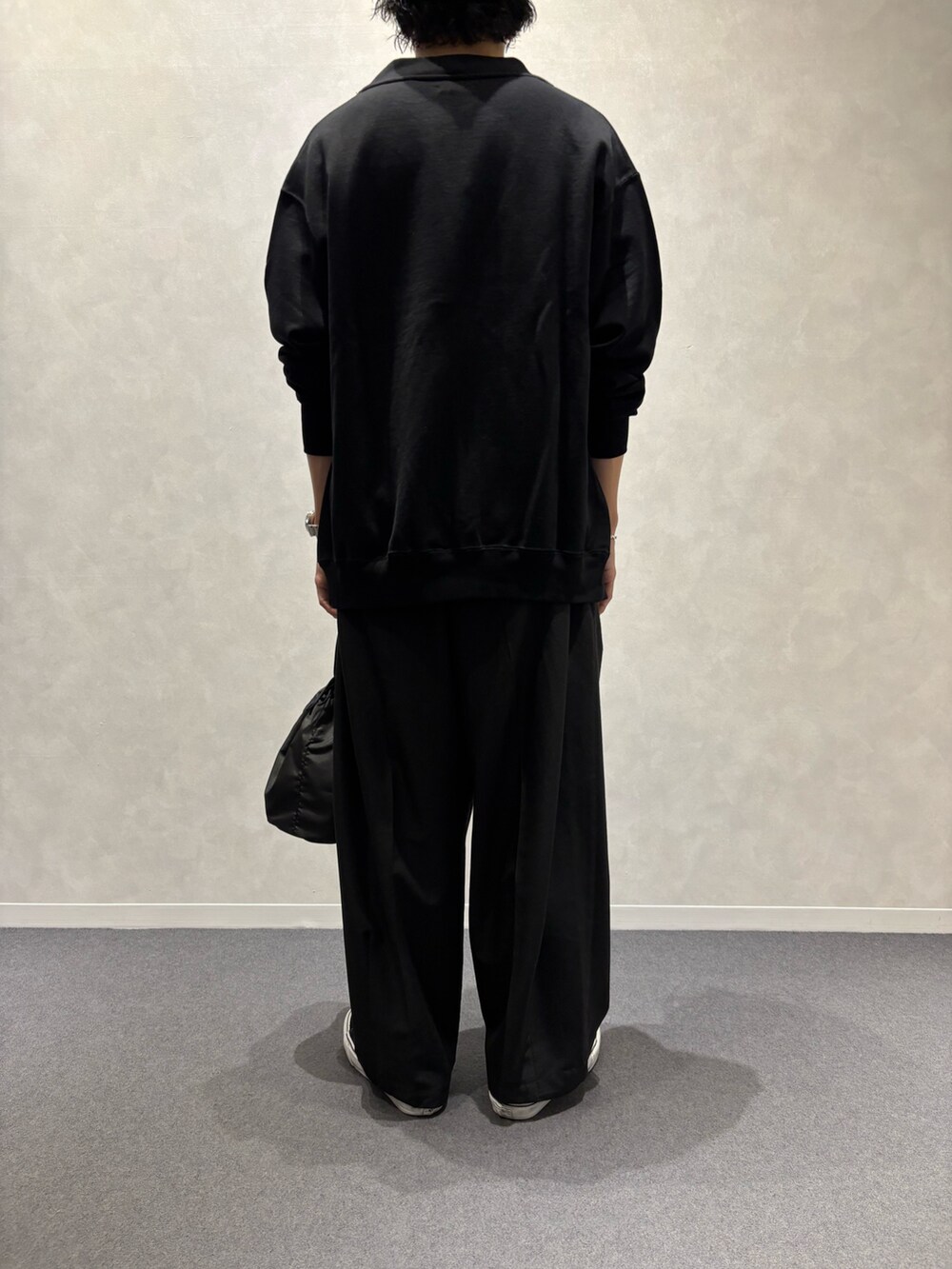 ブラック系のカーディガン/ボレロ、ホワイト系のTシャツ/カットソー、ブラック系のショルダーバッグを着用したメンズの夏コーディネートの4枚目の写真