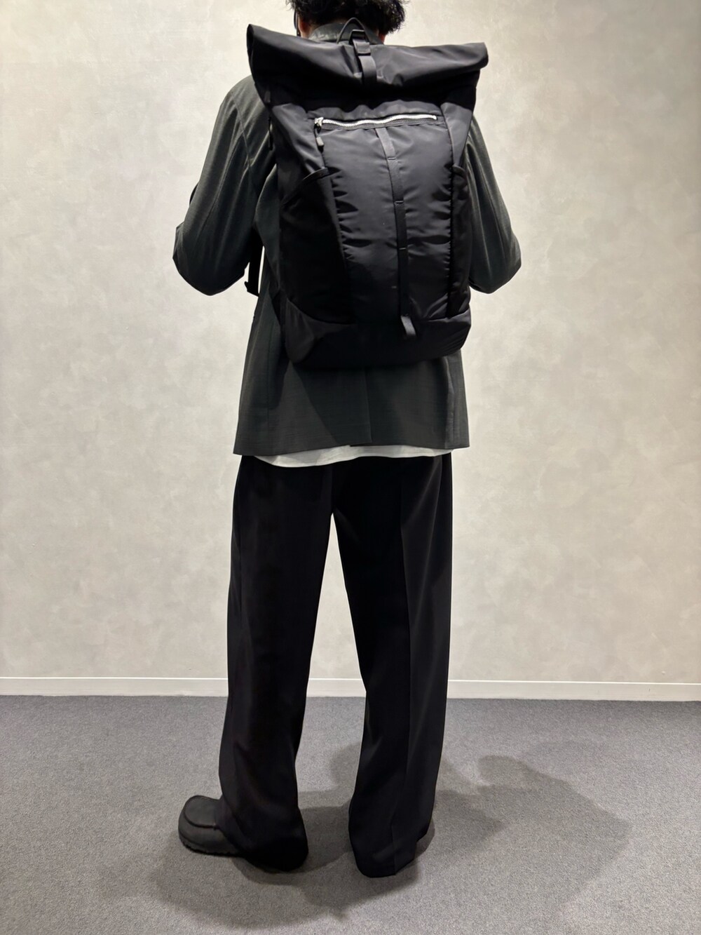 ホワイト系のシャツ/ブラウス、ブラック系のバックパック/リュック、グレー系のテーラードジャケットを着用したメンズの夏コーディネートの3枚目の写真