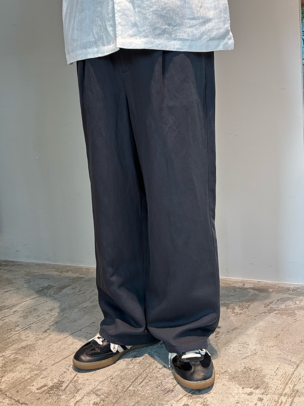 ホワイト系のシャツ/ブラウス、グレー系のスウェットパンツ、ホワイト系のキャップを着用したメンズの夏コーディネートの4枚目の写真
