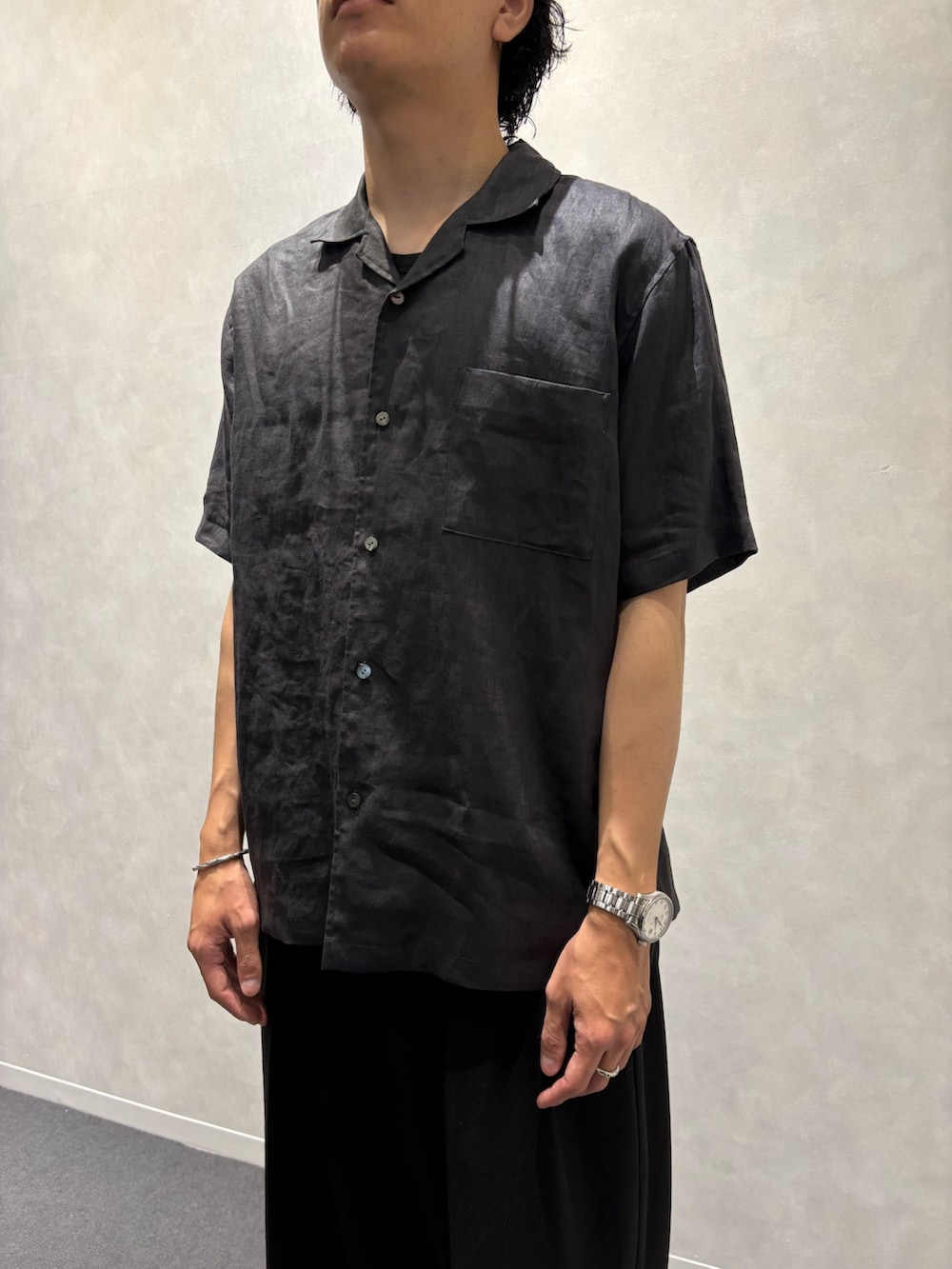グレー系のシャツ/ブラウス、ブラック系のショルダーバッグを着用したメンズの夏コーディネートの4枚目の写真