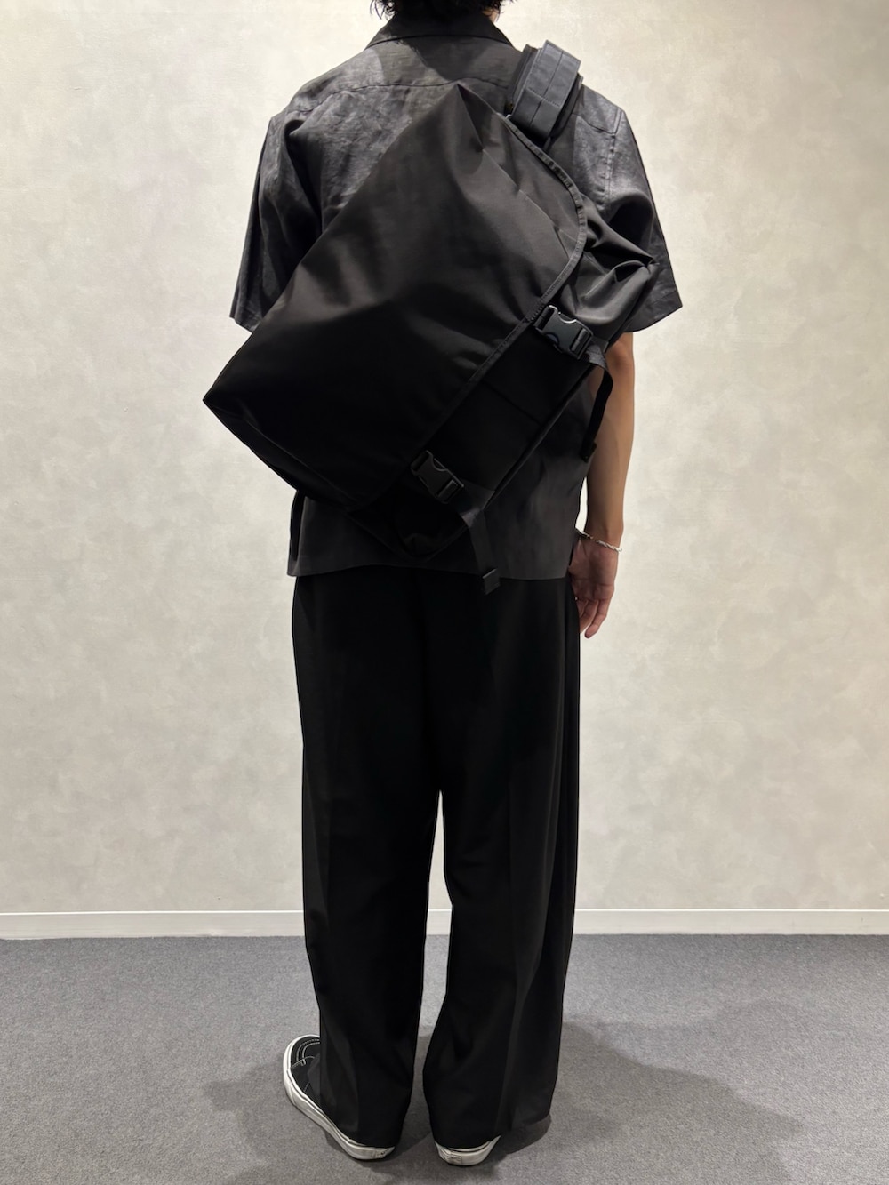 グレー系のシャツ/ブラウス、ブラック系のショルダーバッグを着用したメンズの夏コーディネートの2枚目の写真