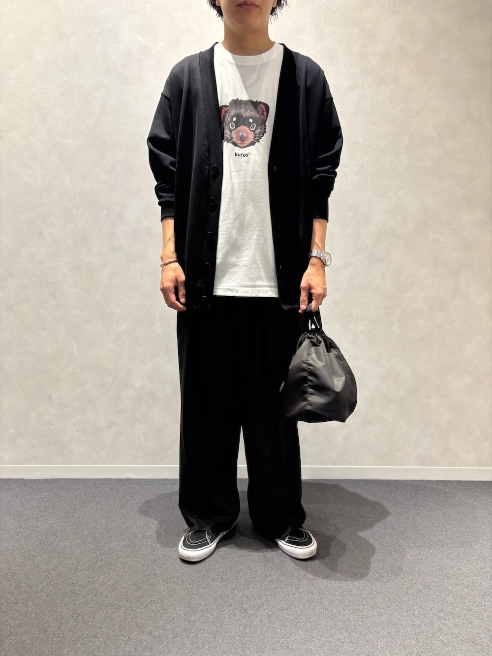 ブラック系のカーディガン/ボレロ、ホワイト系のTシャツ/カットソー、ブラック系のショルダーバッグを着用したメンズの夏コーディネートの5枚目の写真