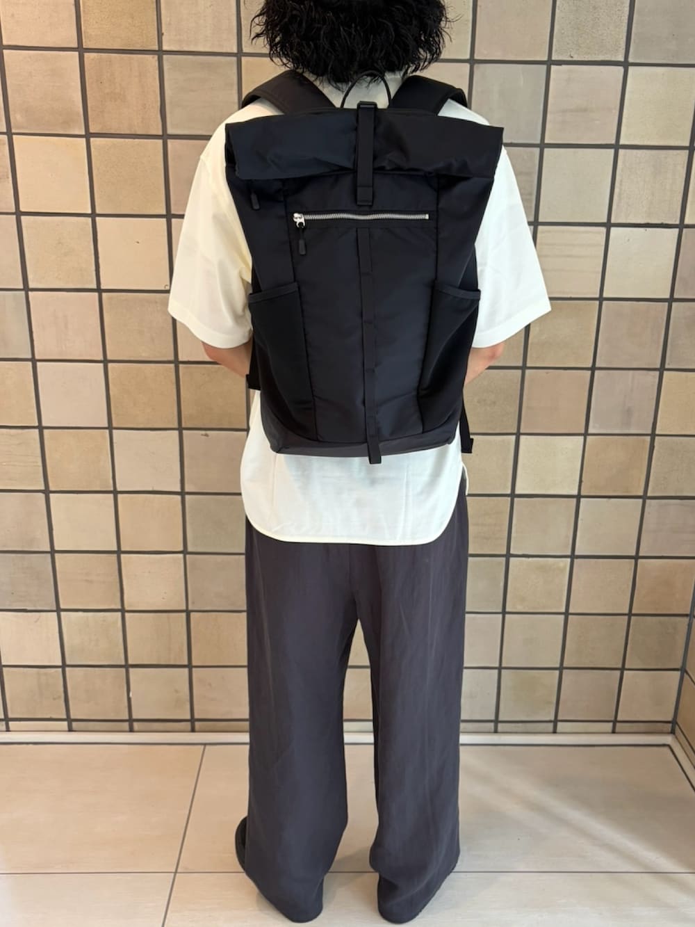 ブラック系のバックパック/リュック、グレー系のその他パンツを着用したメンズの夏コーディネートの2枚目の写真