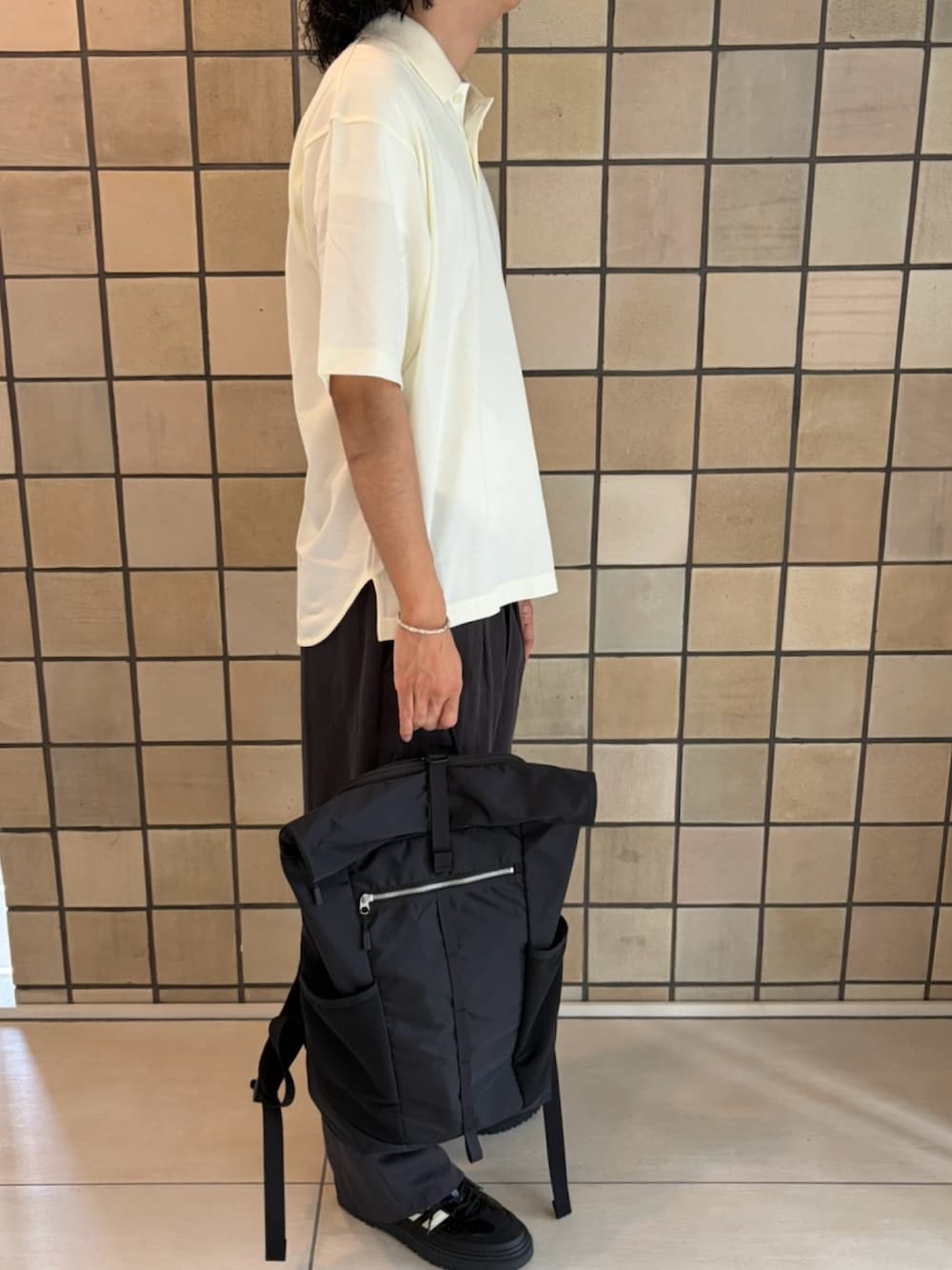 ブラック系のバックパック/リュック、グレー系のその他パンツを着用したメンズの夏コーディネートの3枚目の写真