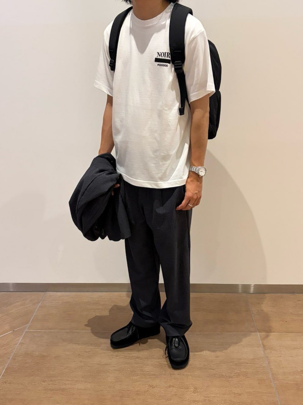 ホワイト系のTシャツ/カットソー、ブラック系のバックパック/リュックを着用したメンズの秋コーディネートの2枚目の写真