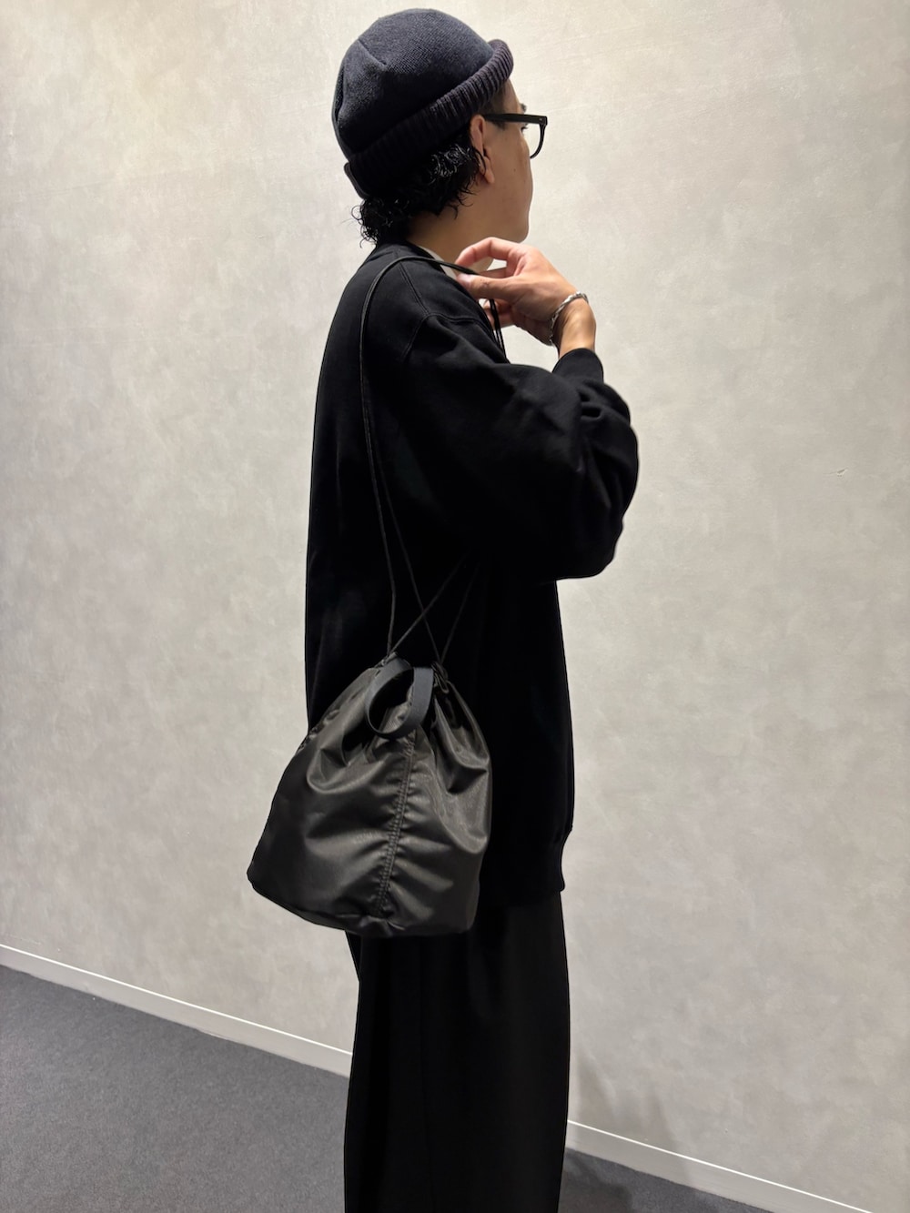 ブラック系のカーディガン/ボレロ、ホワイト系のTシャツ/カットソー、ブラック系のショルダーバッグを着用したメンズの夏コーディネートの3枚目の写真