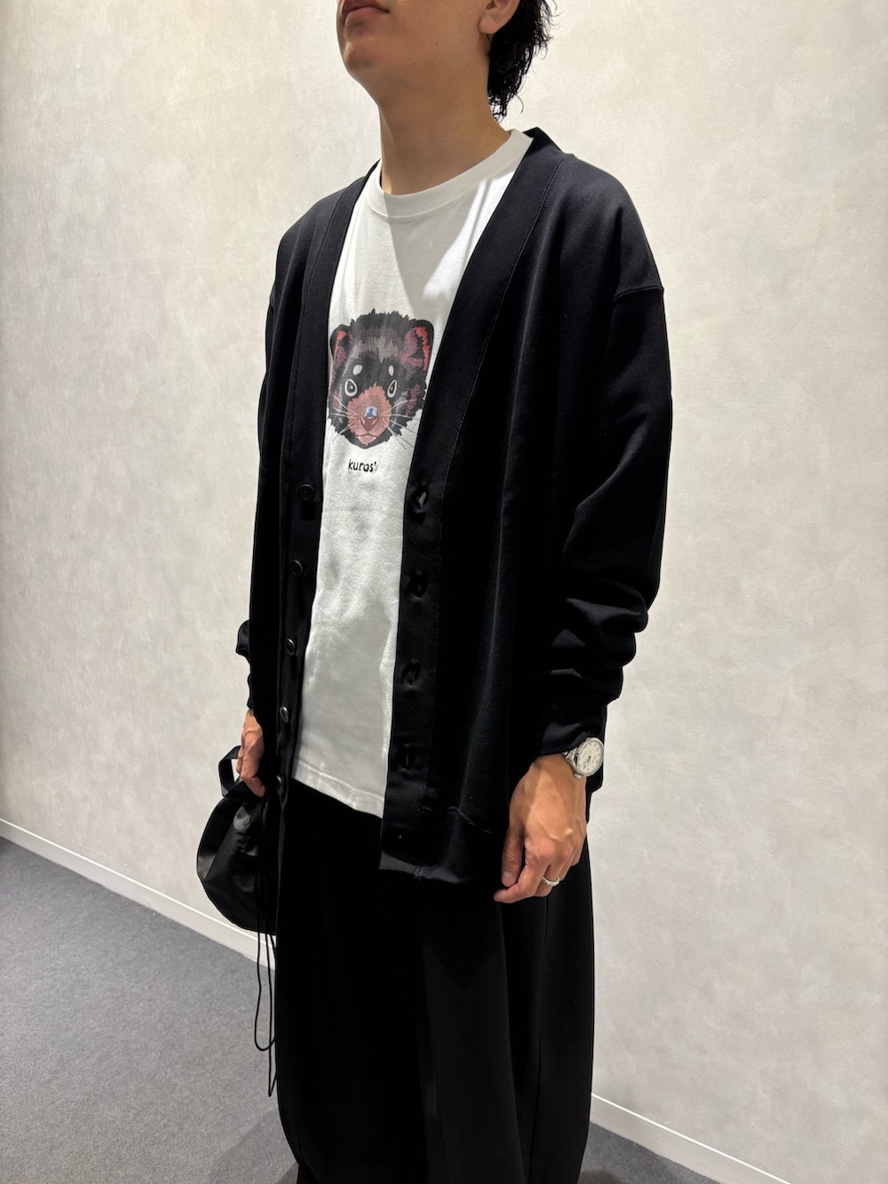 ブラック系のカーディガン/ボレロ、ホワイト系のTシャツ/カットソー、ブラック系のショルダーバッグを着用したメンズの夏コーディネートの2枚目の写真