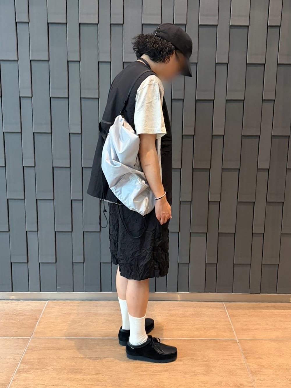 グレー系のTシャツ/カットソー、グレー系のバックパック/リュックを着用したメンズの夏コーディネートの2枚目の写真