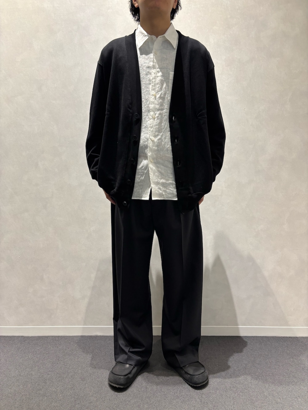 ブラック系のTシャツ/カットソー、ホワイト系のシャツ/ブラウス、ブラック系のショルダーバッグを着用したメンズの春コーディネートの3枚目の写真