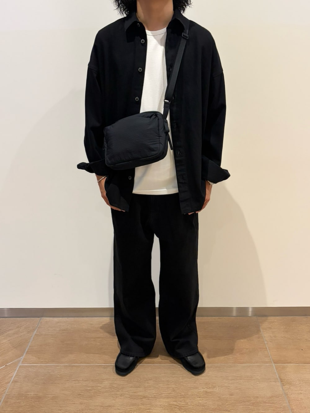 ホワイト系のTシャツ/カットソー、ブラック系のショルダーバッグを着用したメンズの秋コーディネートの2枚目の写真