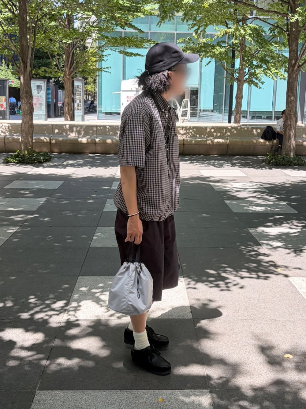 グレー系のTシャツ/カットソー、グレー系のショルダーバッグ、ブラック系のキャップを着用したメンズの夏コーディネートの2枚目の写真