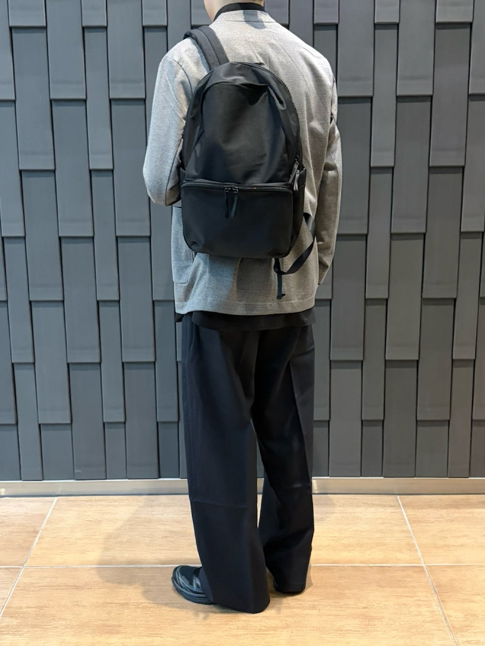 ブラック系のショルダーバッグ、ブラック系のシャツ/ブラウス、ブラック系のスラックスを着用したメンズの秋コーディネートの2枚目の写真