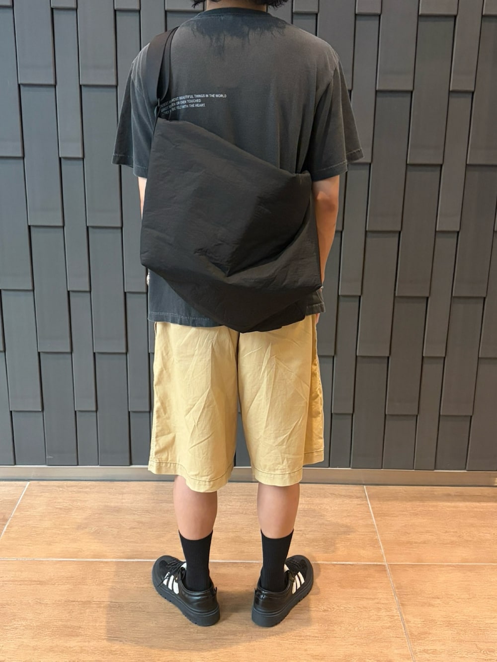 ブラック系のショルダーバッグ、ブラック系のTシャツ/カットソーを着用したメンズの夏コーディネートの3枚目の写真