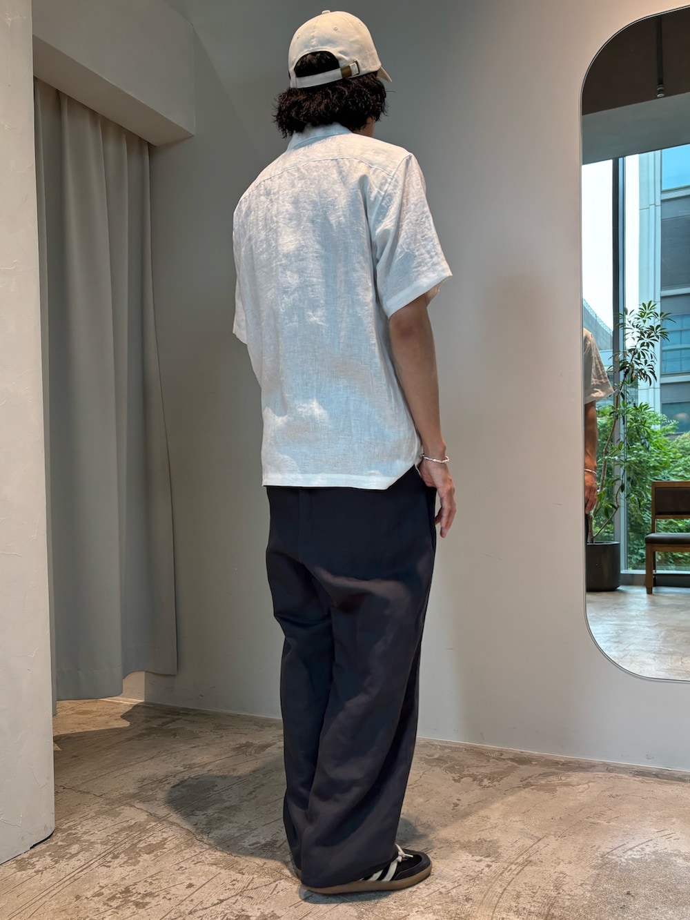 ホワイト系のシャツ/ブラウス、グレー系のスウェットパンツ、ホワイト系のキャップを着用したメンズの夏コーディネートの2枚目の写真