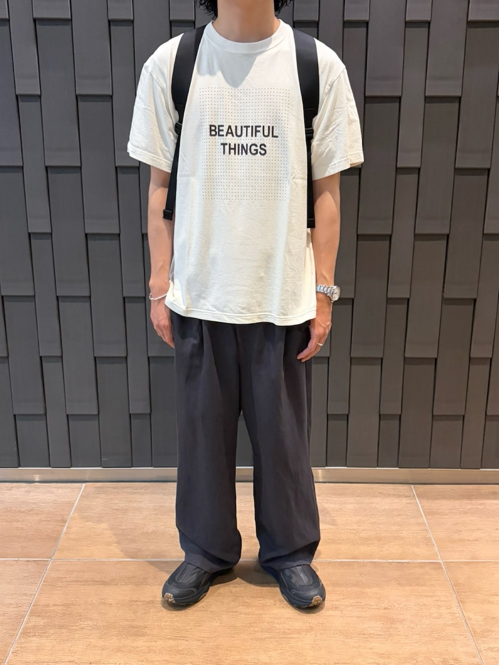 ホワイト系のTシャツ/カットソー、ブラック系のバックパック/リュック、グレー系のその他パンツを着用したメンズの夏コーディネートの2枚目の写真