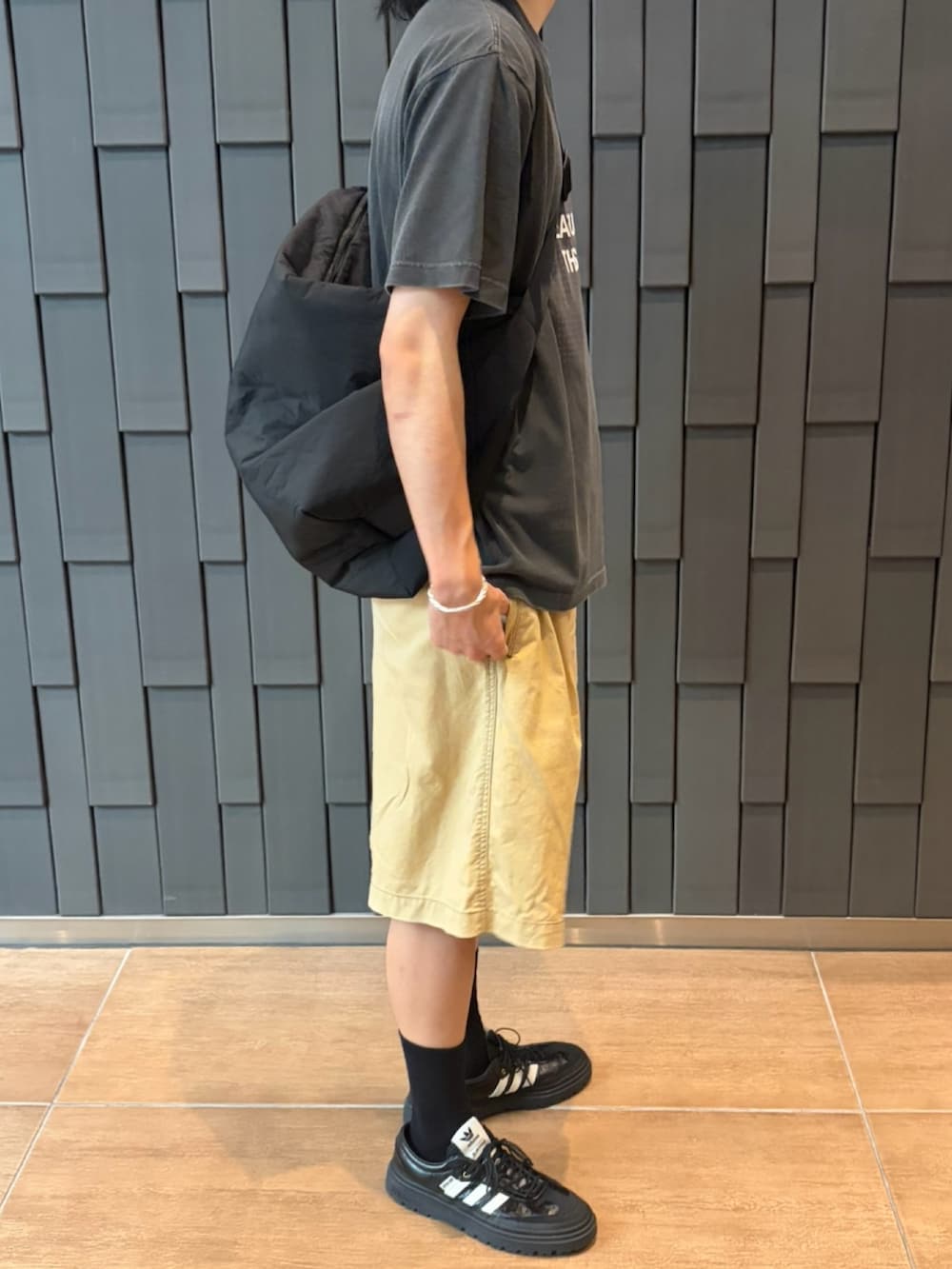 ブラック系のショルダーバッグ、ブラック系のTシャツ/カットソーを着用したメンズの夏コーディネートの2枚目の写真