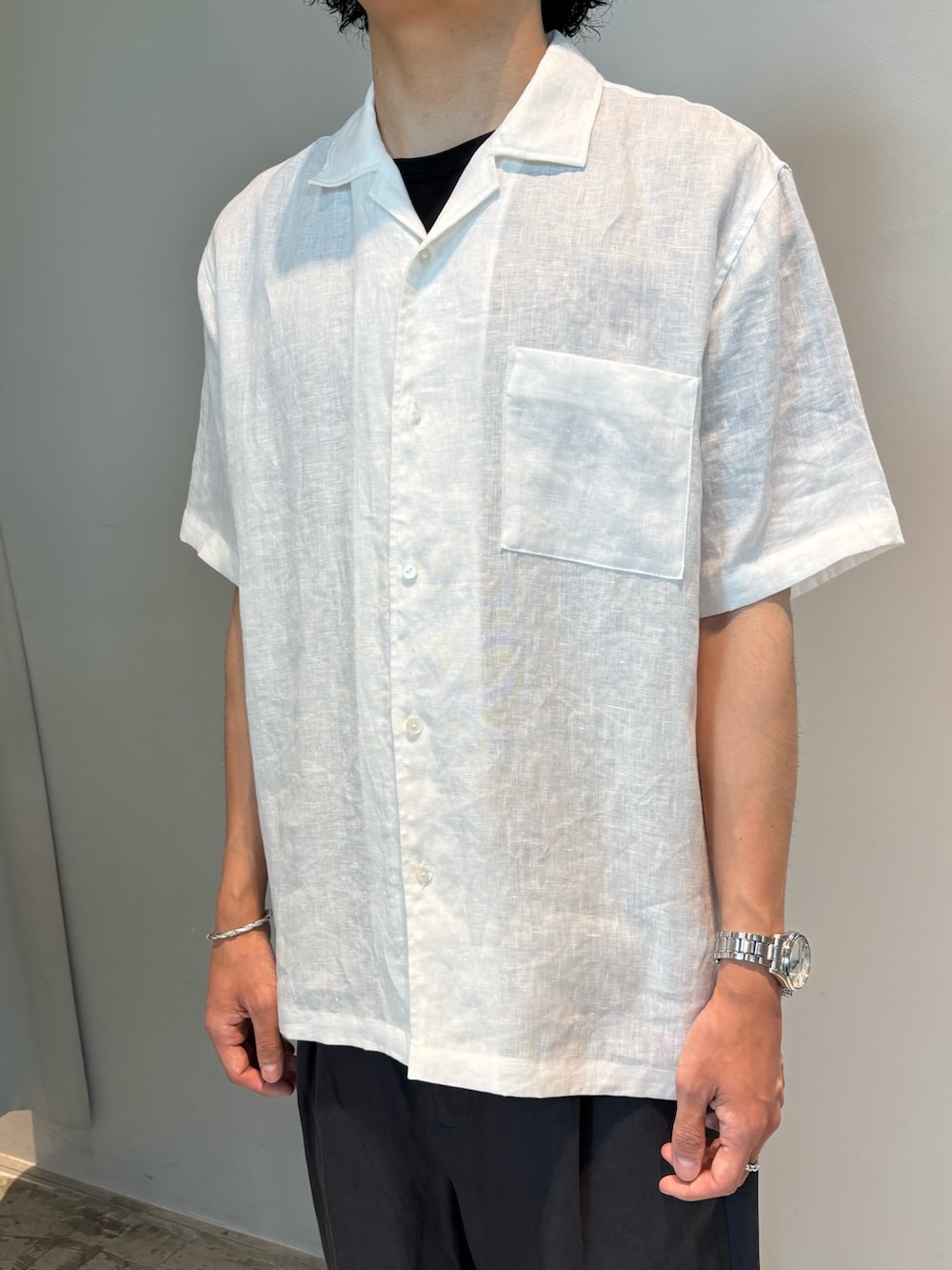 ホワイト系のシャツ/ブラウス、グレー系のスウェットパンツ、ホワイト系のキャップを着用したメンズの夏コーディネートの3枚目の写真