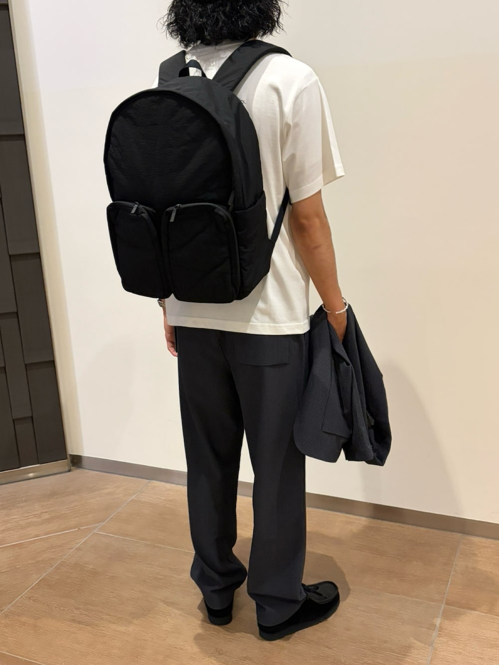 ホワイト系のTシャツ/カットソー、ブラック系のバックパック/リュックを着用したメンズの秋コーディネートの3枚目の写真